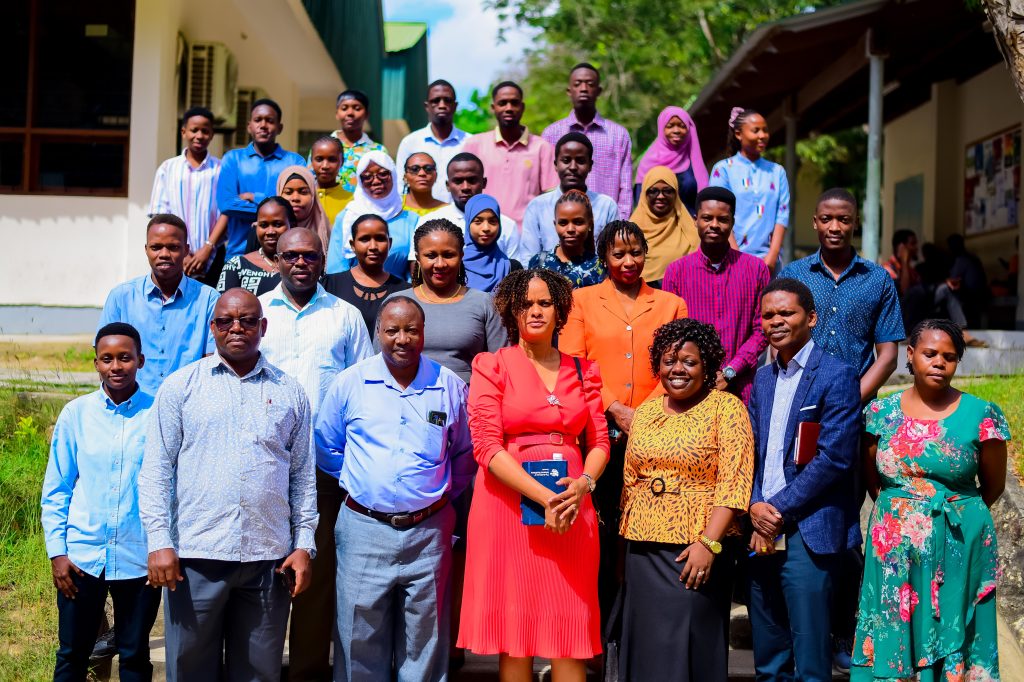 Group photo of the participants with the guest of honor, mentors and stakeholders.